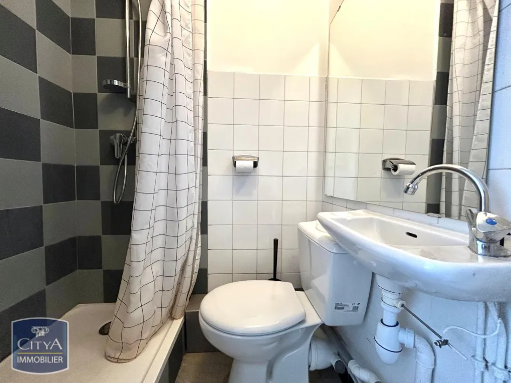 Salles de bain - Studio Meublé avec Balcon à Saint-Étienne