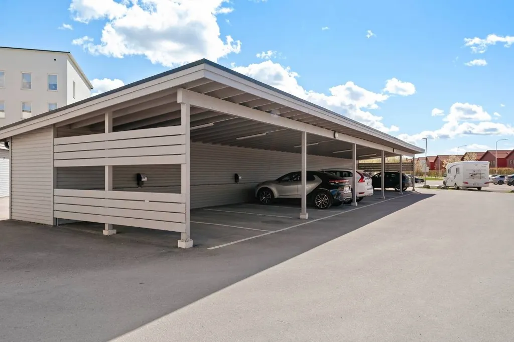 Garage - Modern Apartment with Golf View in Åkersberg