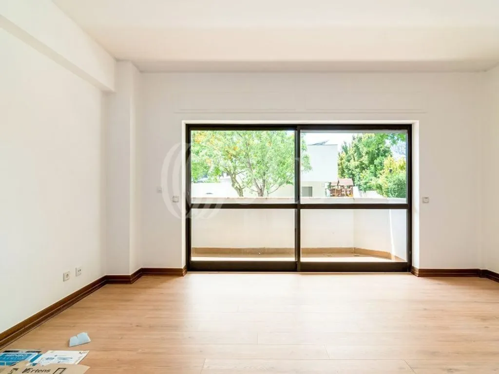 Rooms - Renovated Apartment with Balcony in Cascais