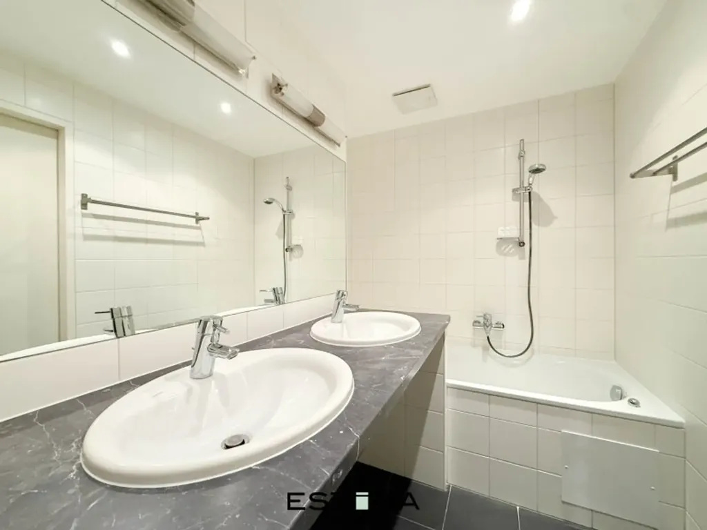 Bathrooms - Apartment with Sunny Terrace in Mariahilf