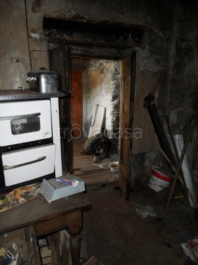 Cuisine - Rustic Property with Balcony in Colico