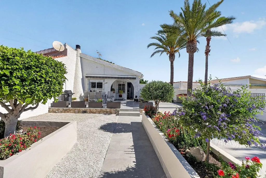 Välivaade - Chalet with Pool on Avenida Las Alondras