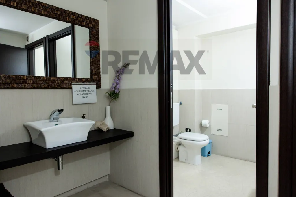 Salles de bain - Commercial Space with Parking in Concorezzo