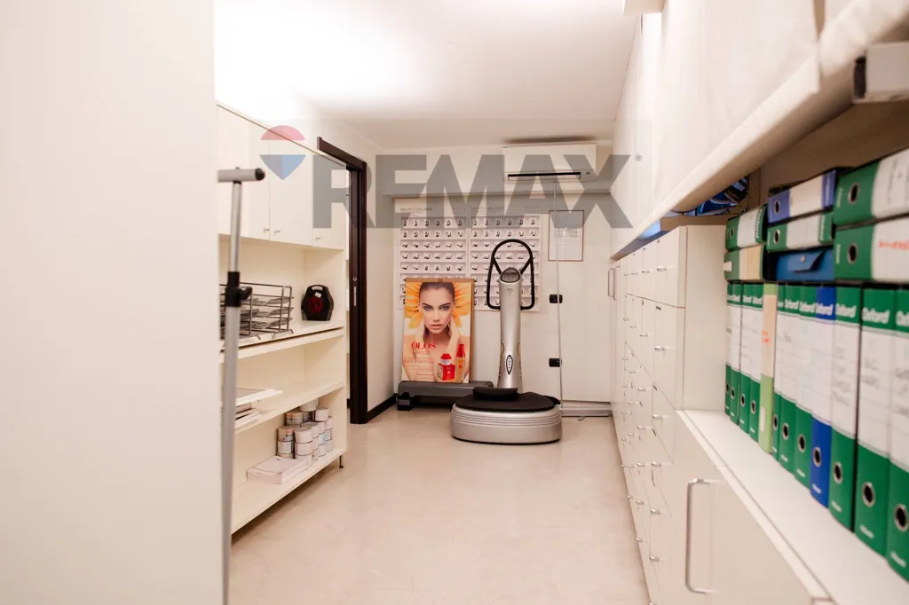 Bureau - Commercial Space with Parking in Concorezzo