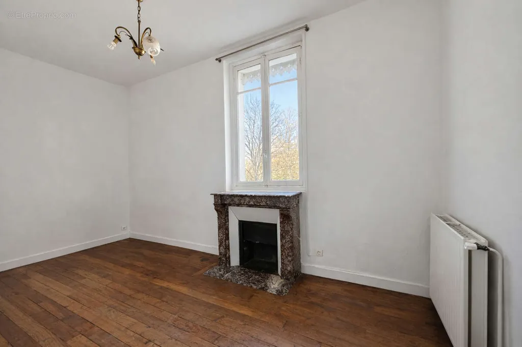 Toad - 2-Bedroom Parisian Flat with Park View