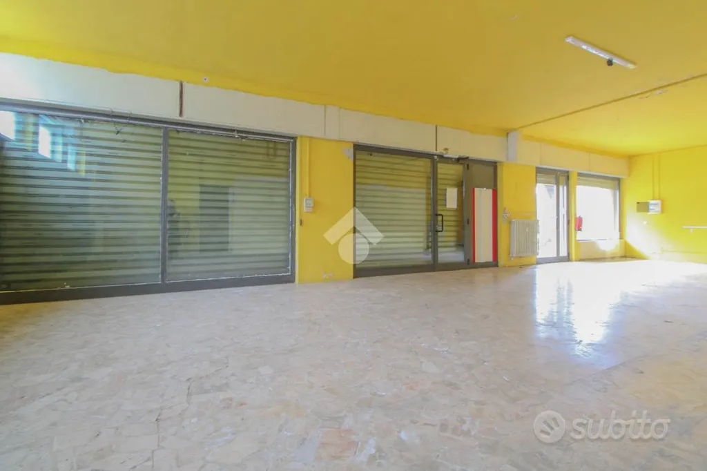 Pièces - Office with Large Windows in Mozzo