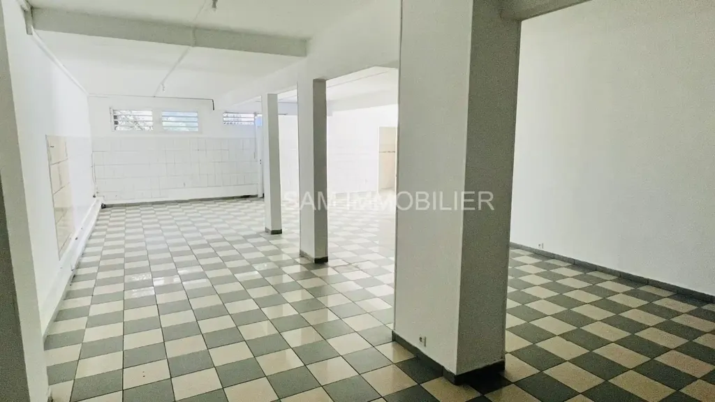 Stanze - Commercial Space with 3 Vitrines in Saint-Denis