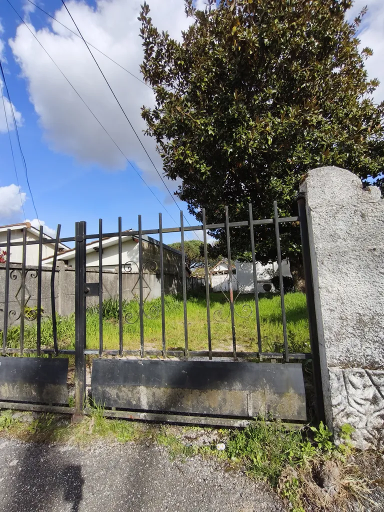 Aed - Buildable Plot with Outbuilding in Pessac