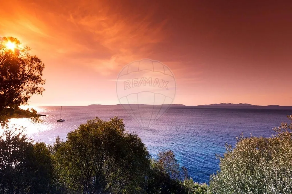Rooftop Penthouse with Bay View in Le Lavandou