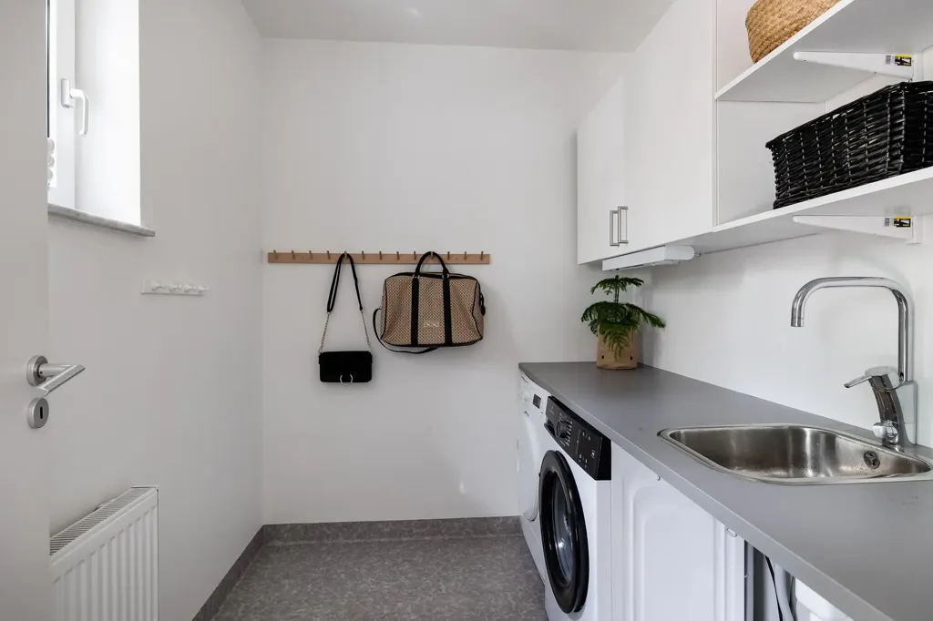 Pesuköök - Apartment with Private Terrace in Örebro