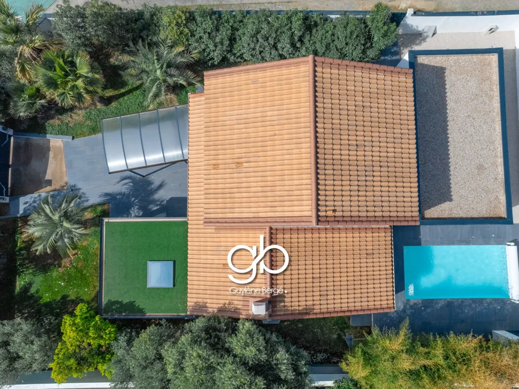 Vue aérienne - Villa Contemporaine avec Piscine et Dépendance à Pérols