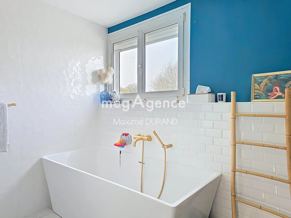 Salles de bain - Maison Rénovée avec Piscine à Cholet