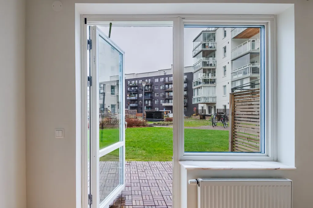 Rõdu - Mixed-Use Property with Balcony in Upplands-Bro