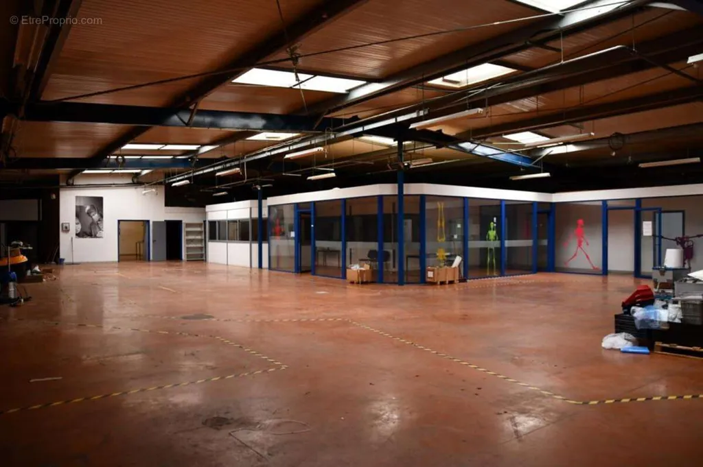 Toad - Business Premises with Office Space in Ester Technopole