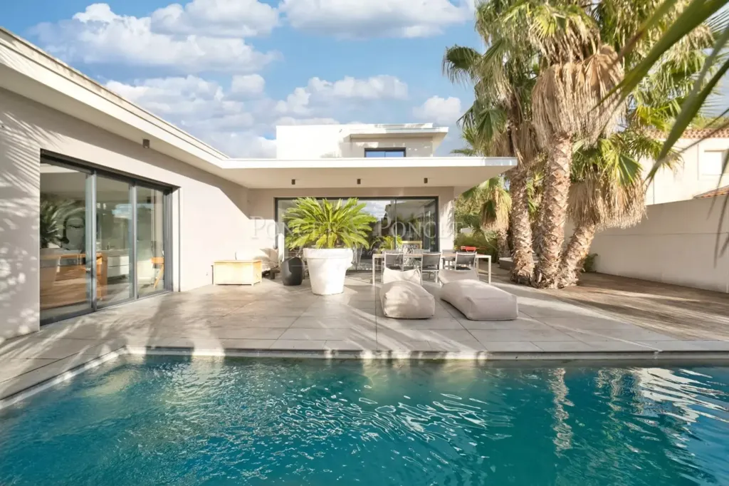 Piscine - Villa Contemporaine avec Piscine à Lattes