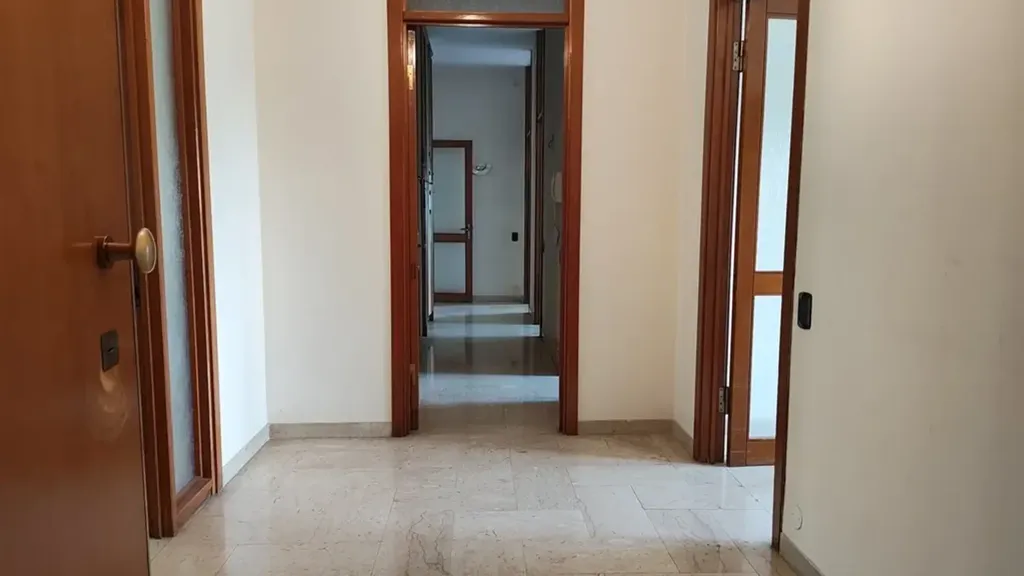 Esik - Quadrilocale with Balcony in Monza