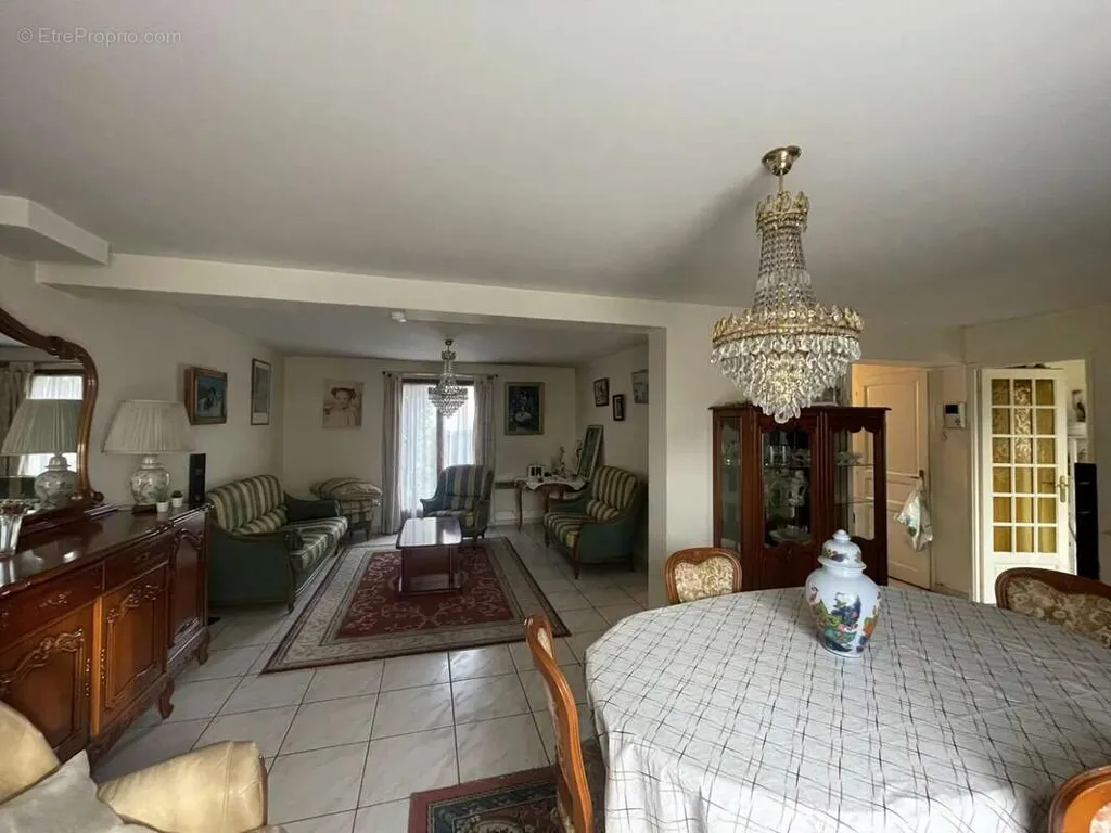 Dining Room - 5-Bedroom House with Garden in Chelles