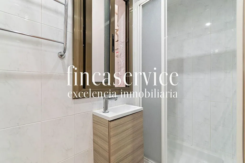 Vannitoad - Flat with Two Accesses in Sants, Barcelona