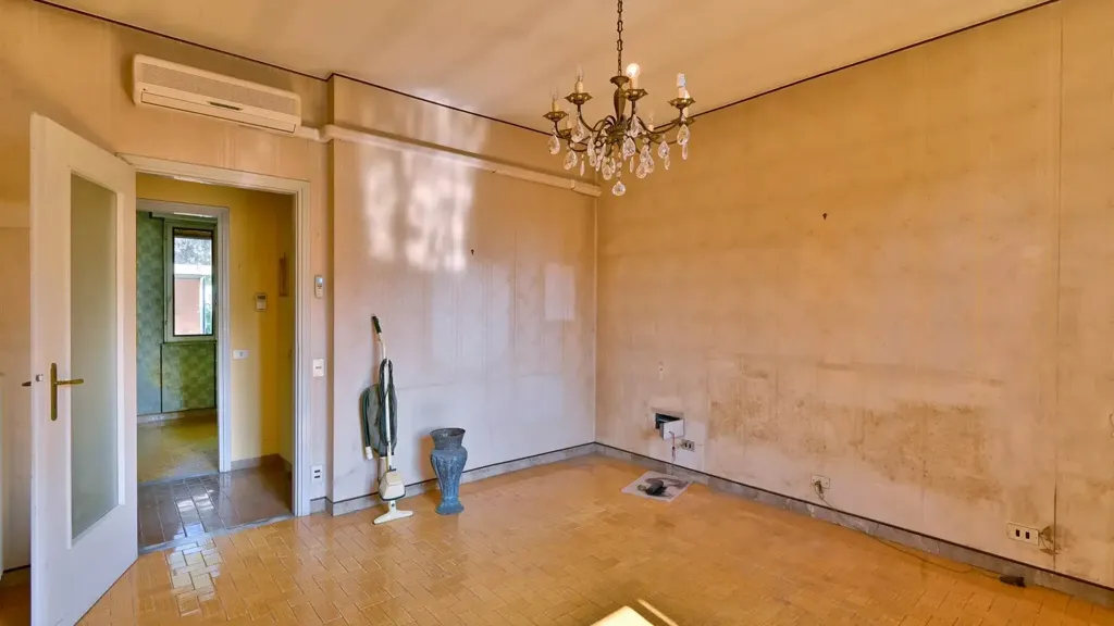 Pièces - Spacious Villa for Renovation in Salò