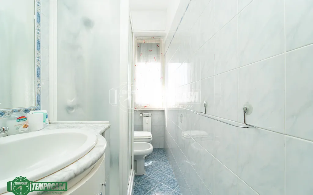 Baños - Bright 2-Bedroom Apartment with Balcony in Milan
