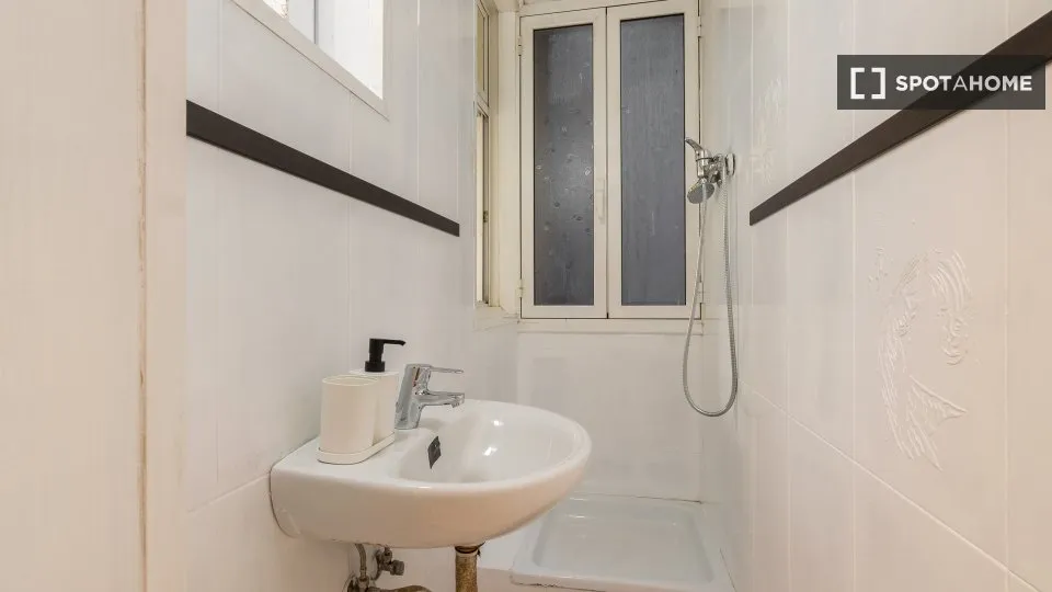 Salles de bain - Shared Flat with 6 Rooms in L'Antiga Esquerra