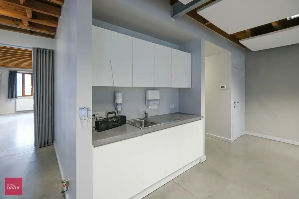 Cuisine - Espace de Bureau Moderne dans un Bâtiment Historique