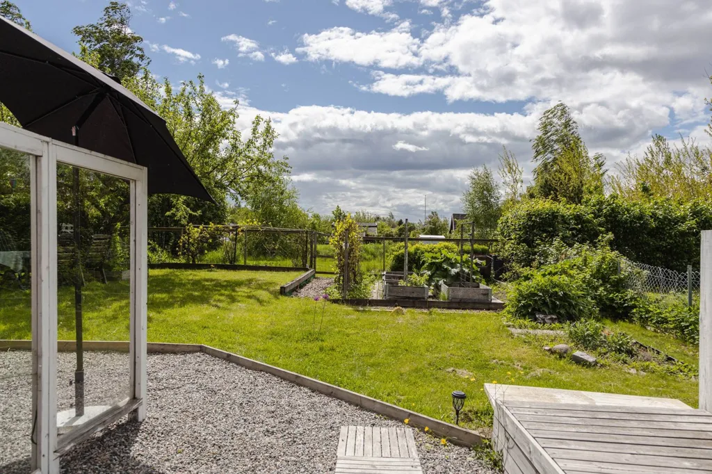 Aed - Cottage with Garden on Corner Plot in Allmänning