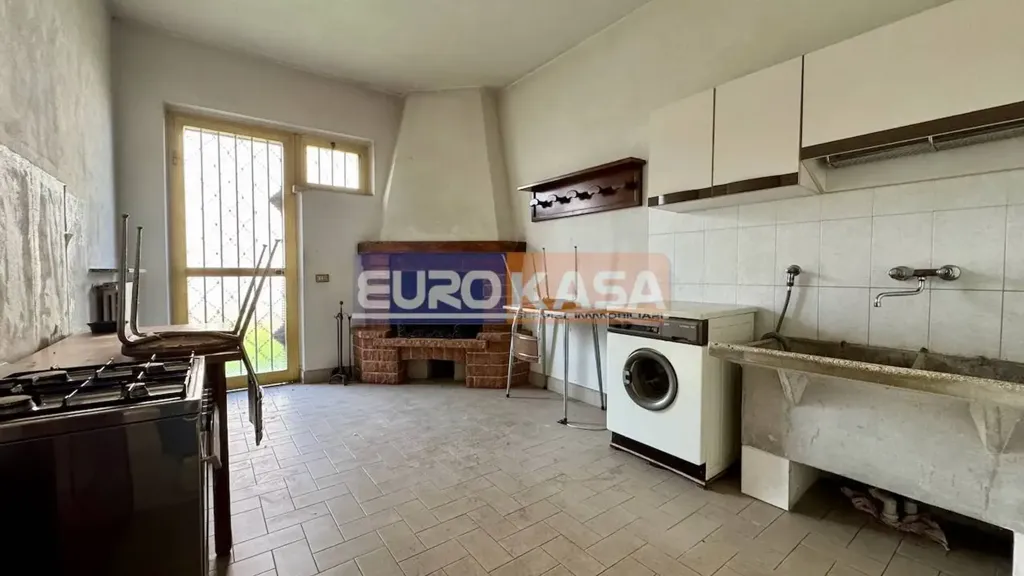 Cuisine - Villa with Garden in Osio Sopra