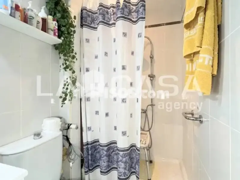 Salles de bain - Flat with 3 Bedrooms near Gorg Metro