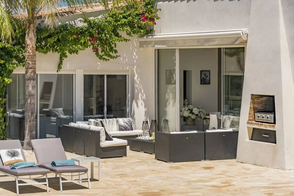 Terrasse - Villa Luxueuse avec Piscine à Cannes