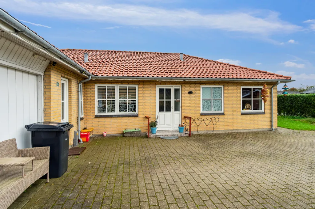 Exterior - Villa with Play Area near Give