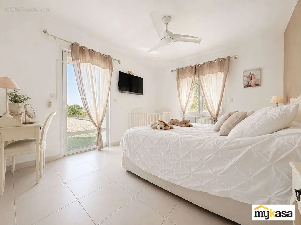 Magamistoad - Mixed-Use Property with Garden in Istres