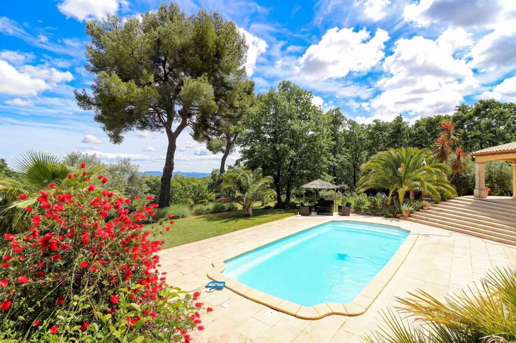Piscine - Propriété avec Piscine et Jardin Paysager à Flayosc