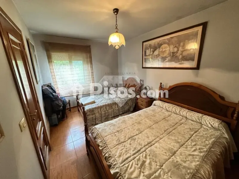 Chambres - Two-Storey House with Solar Panels in A Cañiza
