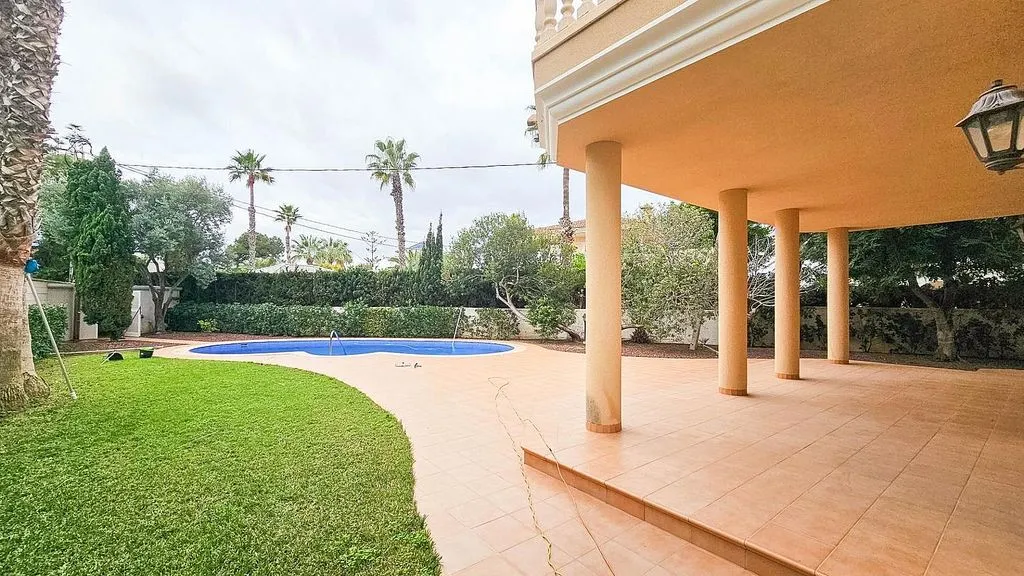 Piscine - Luxury Villa with Pool in Cabo Roig
