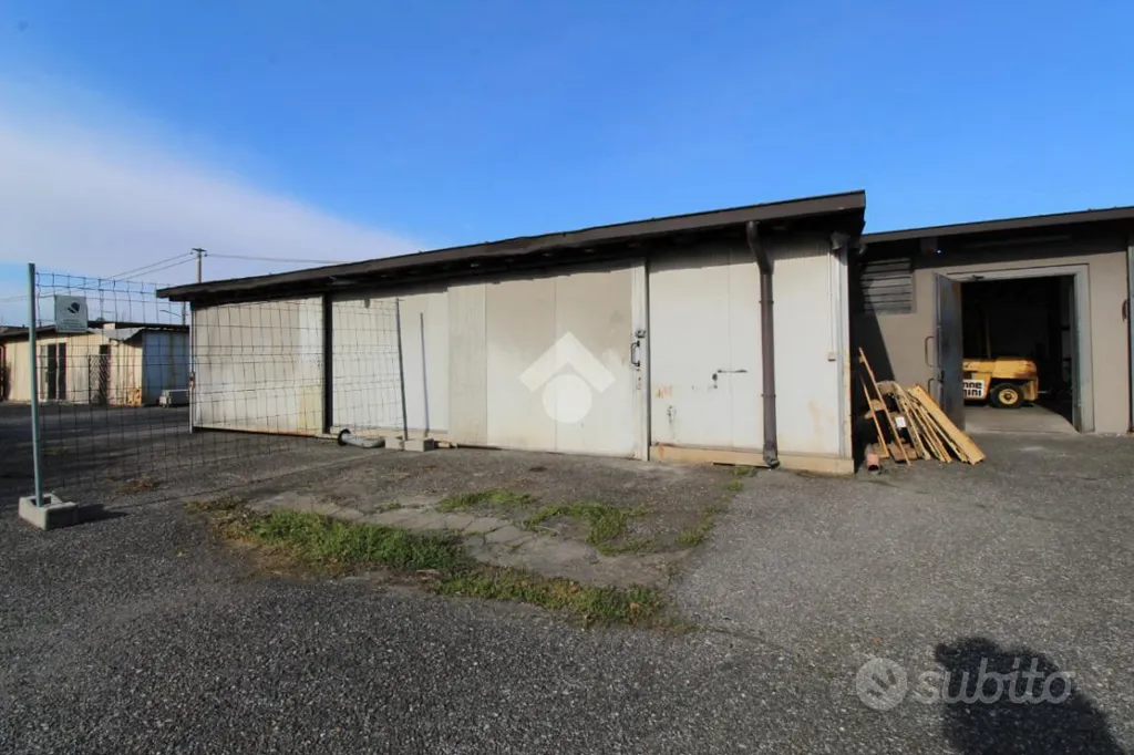 Esterno - Industrial Complex with Exhibition Space near Brescia