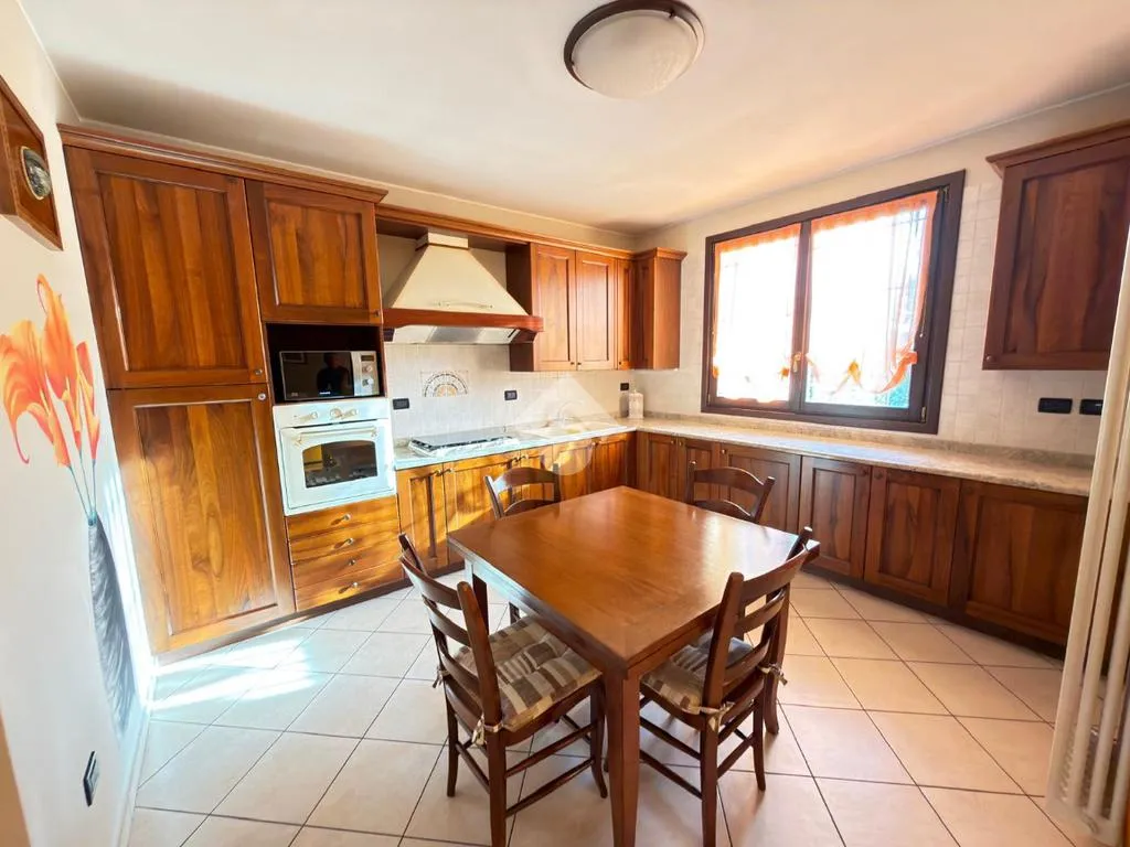 Salle à manger - Corner Semi-Detached Villa with Garden in Castel Goffredo