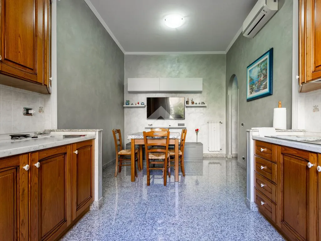Cuisine - 3-Room Apartment with Double Exposure in Rome