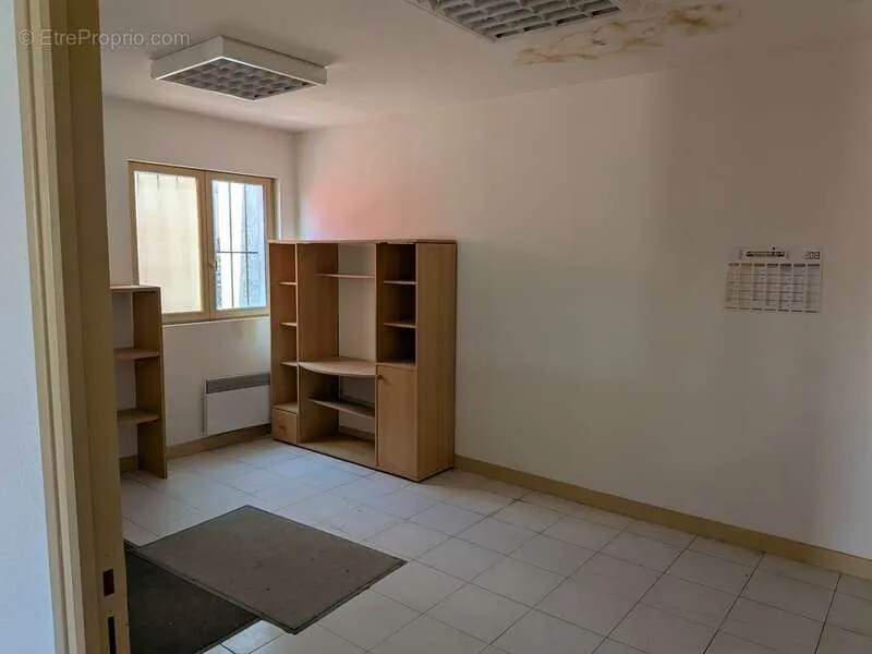 Kabinet - Warehouse with Offices in Flassian Industrial Zone