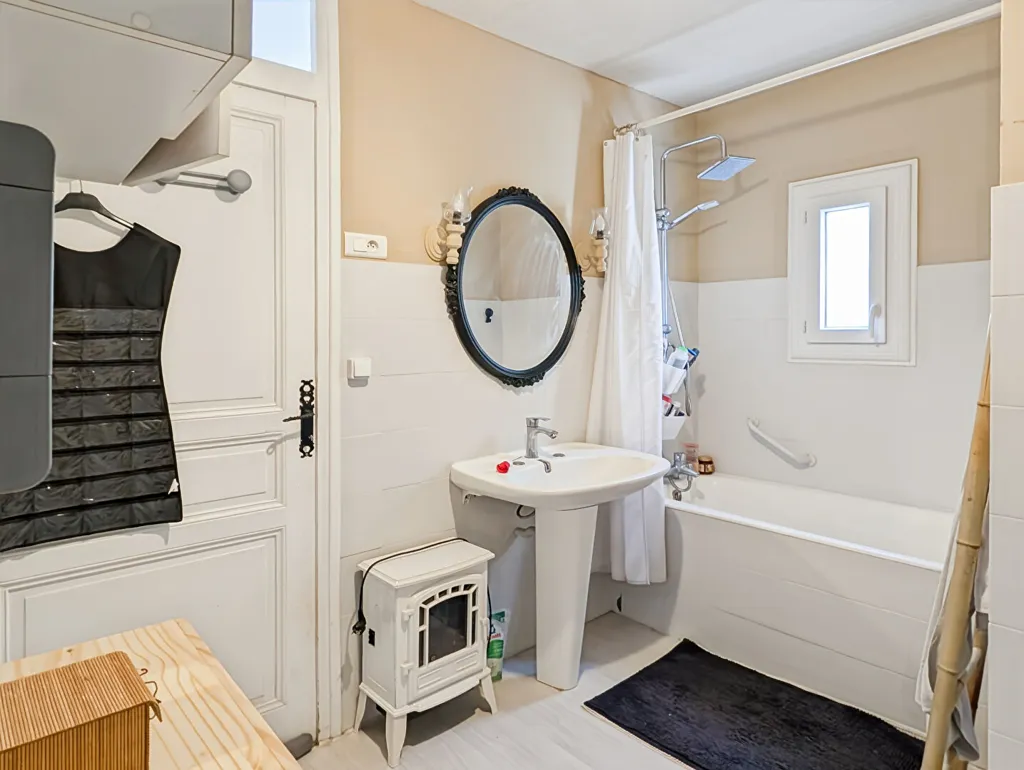 Salles de bain - Maison avec Piscine et Jardin à Monsempron-Libos