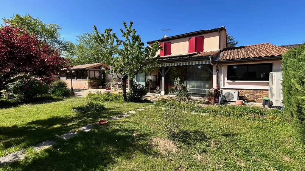 Jardin - Villa avec Piscine et Jardin à Flacé