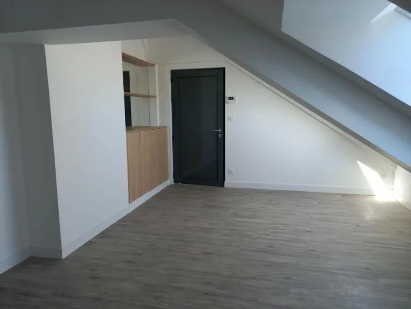 Toad - Renovated Studio with Metro Access in Roubaix