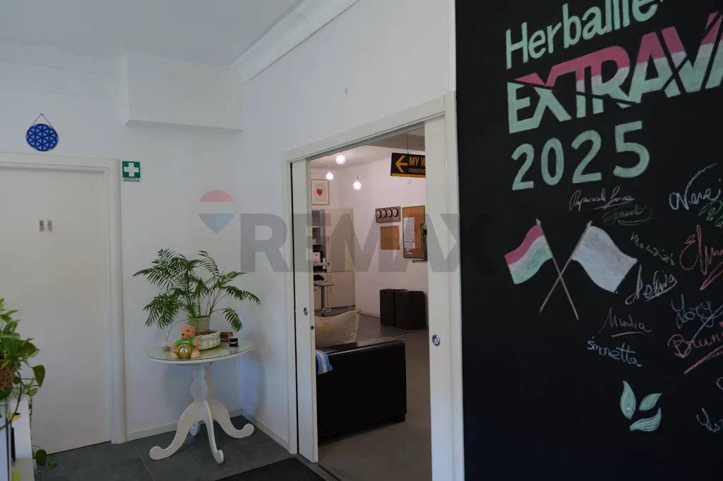 Hallway - Professional Space with Parking in Rovereta
