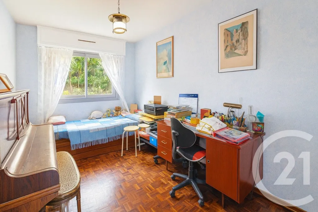 Bureau - Appartement 4 Pièces avec Balcon à Menton