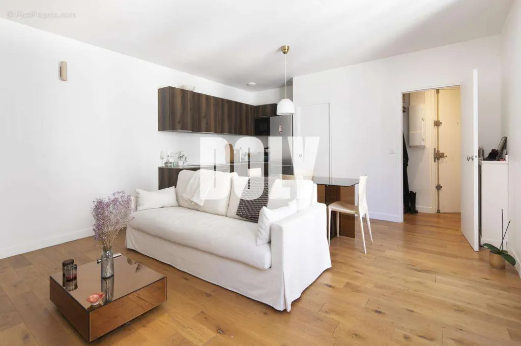 Séjour - Appartement Rénové dans le Quartier Croulebarbe à Paris