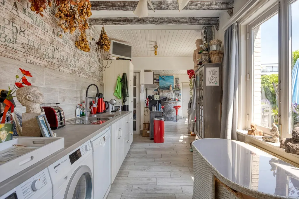 Buanderie - Mixed-Use Property with Private Drive in Bruges
