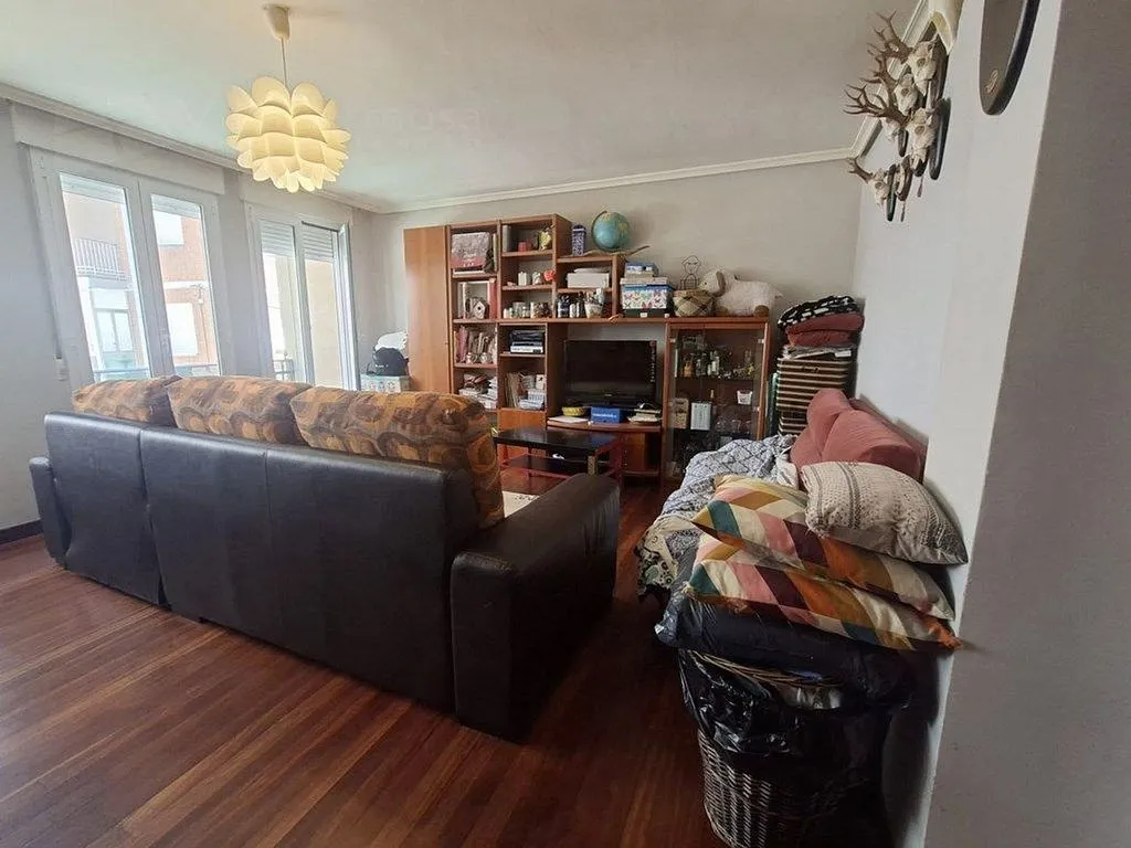 Elutuba - Spacious Apartment with Balconies in Central Location