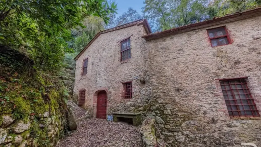 Välivaade - Restored Millhouse with River View in Camaiore