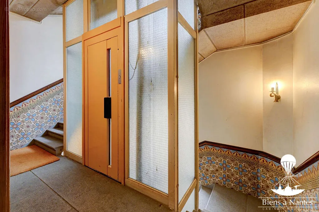 Esik - T5 Apartment with Parking in Monselet, Nantes