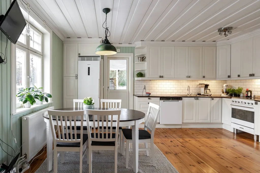 Dining Room - Well-Maintained Farmhouse with Stables in Västernorrland